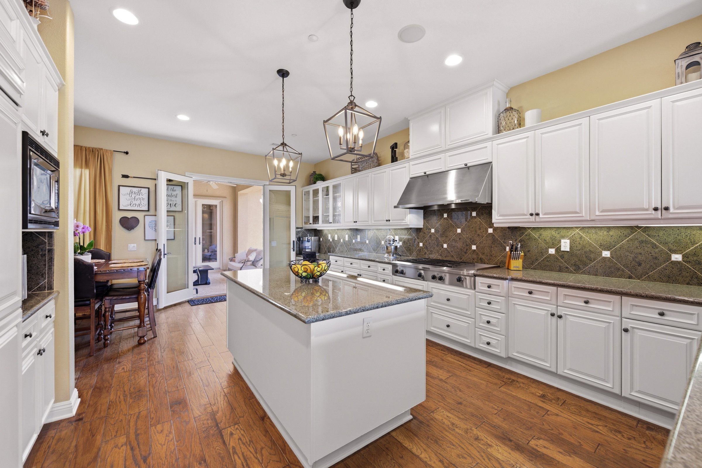 Gourmet kitchen